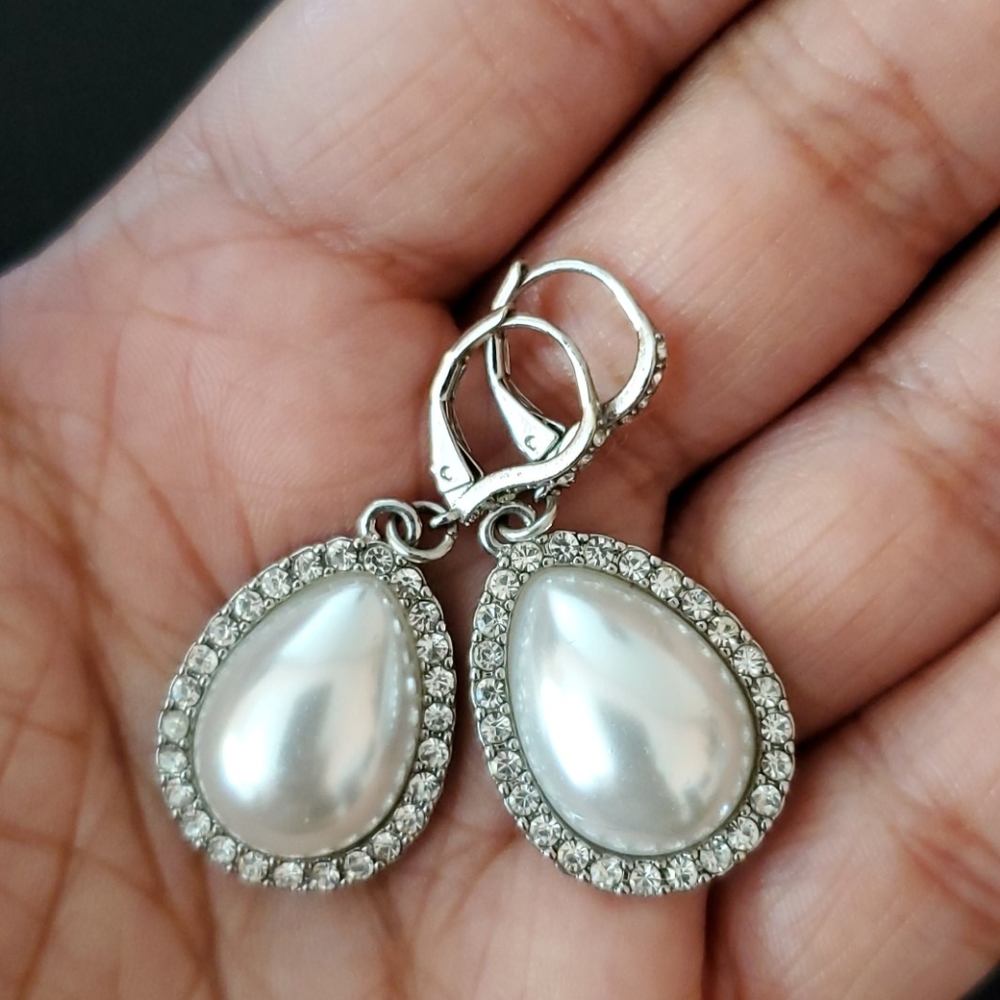 Teradrop style earrings with white stone and pearl